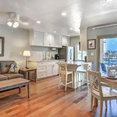 307B Steps from the sand! Freshly Decorated with Harbor Views