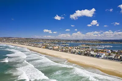 a view of a beach with buildings and the ocean at Beach-2-Bay 1br - Mission Beach - AC - Shops in San Diego