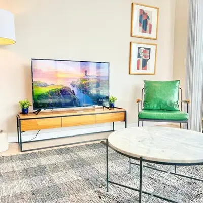 The Leo - Deluxe 3 Bedroom Stay