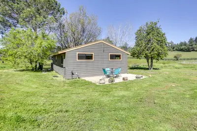 a small shed with a picnic table in a yard at Julian Cottage Stay with Near Wildlife and Wineries in Julian