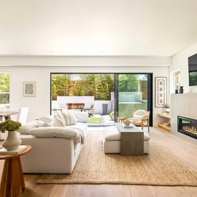Contemporary Indoor Outdoor Living Walk to Beach