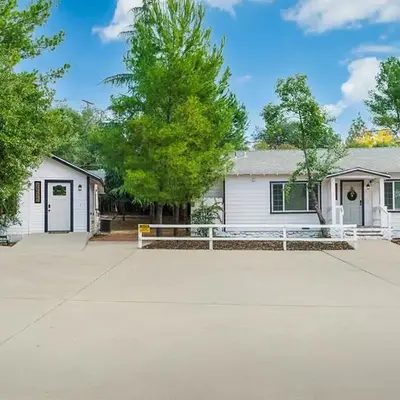 Entire 2 Bedroom Pet Friendly Cottage Home