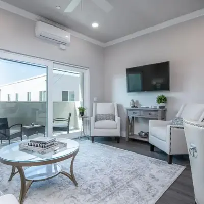 4048 Stylish condo in Hillcrest Mission Hills