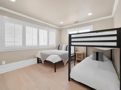 a bedroom with a bunk bed and a table at Kennebeck Views - Ocean View, Roof Patio, Steps to Beach & Boardwalk in San Diego