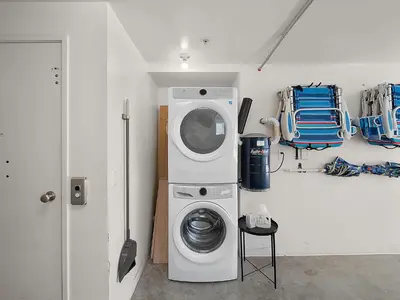 a laundry room with a washing machine and a washer at Kennebeck Views - Ocean View, Roof Patio, Steps to Beach & Boardwalk in San Diego