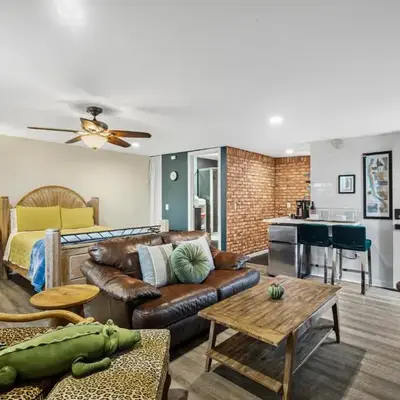Mile to Beach! Tiki Master Suite