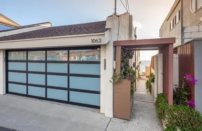 a garage door with a sign that reads us at Ocean Dreamin in Encinitas