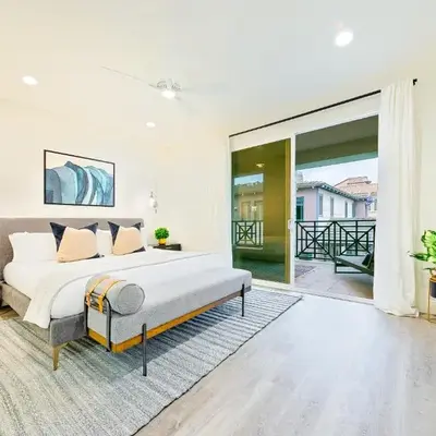 Modern 4BR - Private Balcony - Garage Parking
