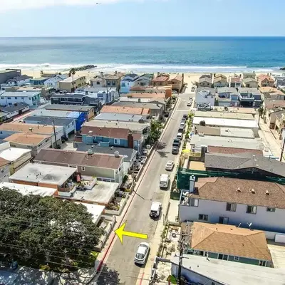 Three Bedroom Three Bath Home w Patio 1 block from beach