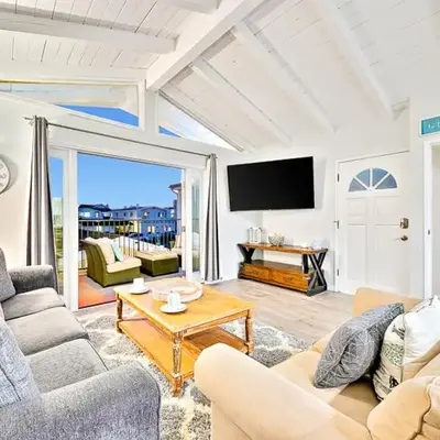 6 Bedroom Home with Rooftop Deck Between the Bay & the Beach
