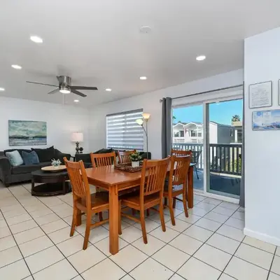 6 Bedroom home located 2 houses in from the Beach