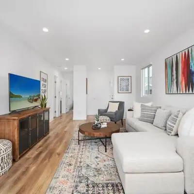 Remodeled - Modern - 2 Bedroom - Walk to the Beach