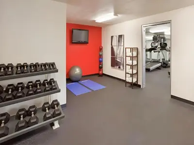 a gym with a bunch of equipment in a room at Hotel San Diego-Rancho Bernardo in Rancho Bernardo