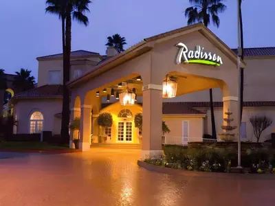 a restaurant with a sign on the side of a building at Hotel San Diego-Rancho Bernardo in Rancho Bernardo