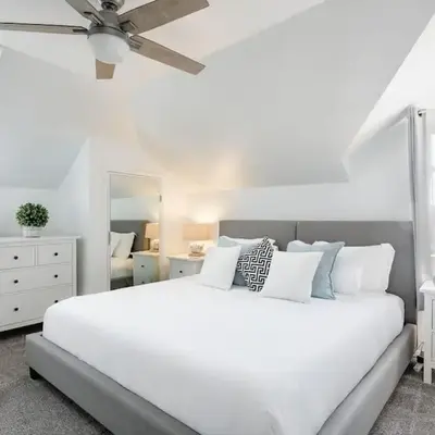 3 Bedroom 2 Bath House with Parking - 10 Guests