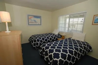 a room with two beds and a window with a bedskirtspectspectspectspects at 4210 Seashore Dr in Newport Beach