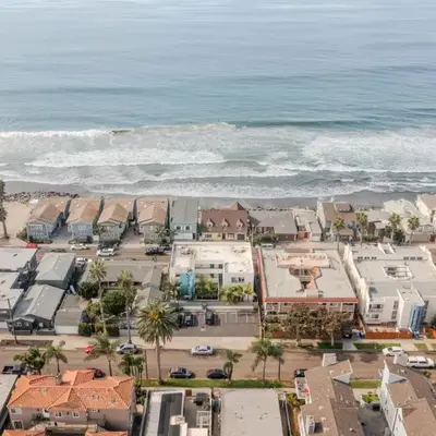 Steps to Beach & Close to Restaurants and Shops