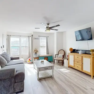 Stroll to Shore and Mission Blvd Dog-Friendly Home