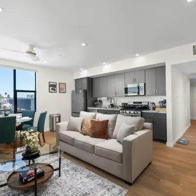 Modern 2 Bedroom King Bed EVCharger Pet-Friendly Balcony
