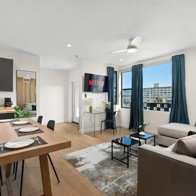 Stylish 2 Bedroom King Bed EVCharger Pet-Friendly Balcony