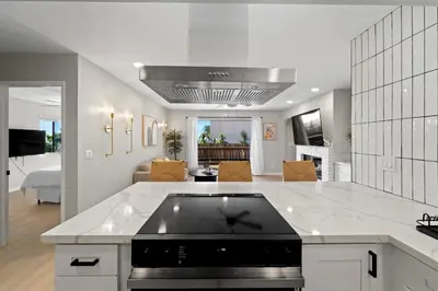 a kitchen with a stove top oven in a room at Stylish & Bright 5 Star Location Ocean View Queen Beds in San Diego