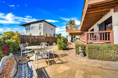 a patio with a table and chairs and a house at Stylish & Bright 5 Star Location Ocean View Queen Beds in San Diego