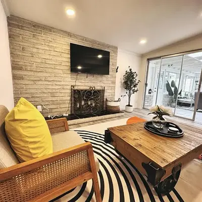 Comfortable 2Bed in Duplex with private Sunroom