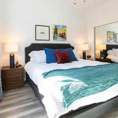 Walkable - Restaurants - Large Patio - AC