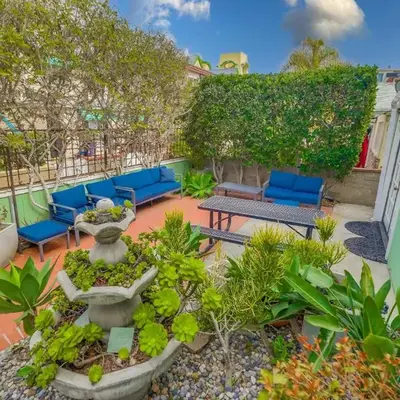 Steps to ocean & bay large patio 4 parking spots