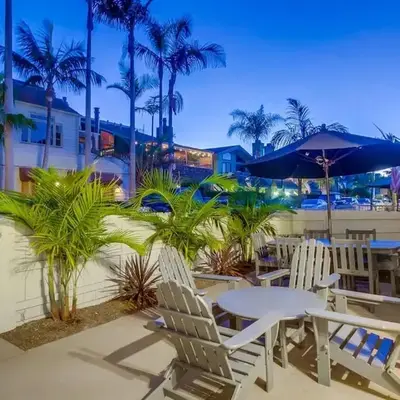Bayside Getaway Steps to the Ocean with AC Private Patio BBQ Family and Pet Friendly