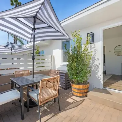 South O Bungalow 5 - Deluxe Queen Studio + Patio