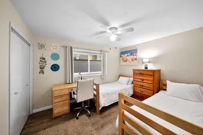 a bedroom with a desk and a bed and a deskicterictericter at Ruby Villa A - Stay for 6 in Newport Beach