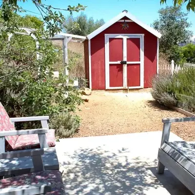 Pet Friendly Breathtaking Cottage with Great Views and Hot-tub in Rainbow