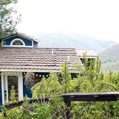 Pet Friendly Charming Cottage with Incredible Views and Hot-tub in Rainbow