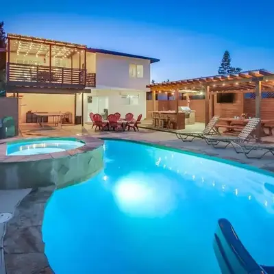4BR Retreat - Pool Bar Play Area - Walk to Beach