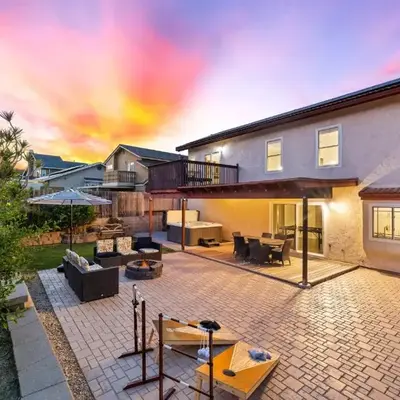 Spacious 4BR Oasis with Pool Table and Spa