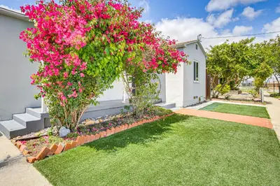 a garden with pink flowers in a yard at Home 3 Miles to Balboa Park and San Diego Zoo! in San Diego