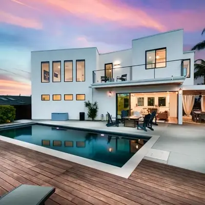 Luxury Pool Haven Scenic Views and Summer Fireworks