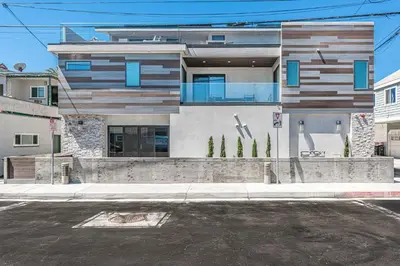 a building on a street with a parking lot at Luxury 4Br Tri-Level W Modern Interior, Rooftop Deck, Ac By Beachview Rentals in Newport Beach