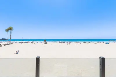 a beach with a lot of people and the ocean at 4Br Oceanfront W Ac, Panoramic Views In Coveted Location By Beachview Rentals in Newport Beach