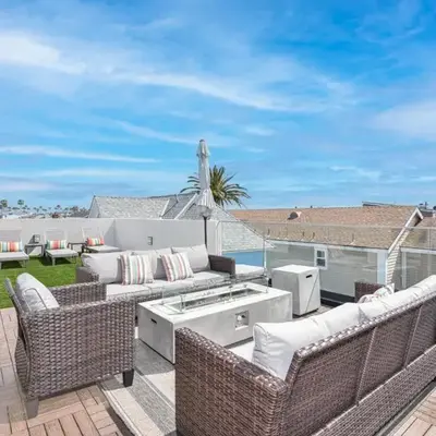 Modern 4Br Tri-Level W Rooftop Deck