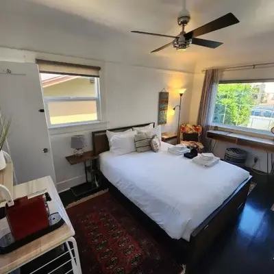 Studio w Private Entrance Convenient and Cozy