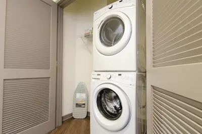 a washing machine and a dryer in a laundry room at Modern 2BR Near Petco Park & Convention Center in San Diego