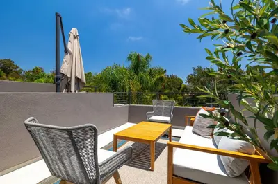 a patio with a table and chairs and an umbrella at NEW 3br Luxury Townhome - Gaslamp - Balboa Park in San Diego