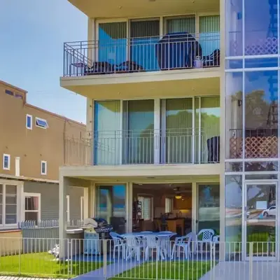 Bayside Gem - Beachfront - Vibrant - Ocean Breeze