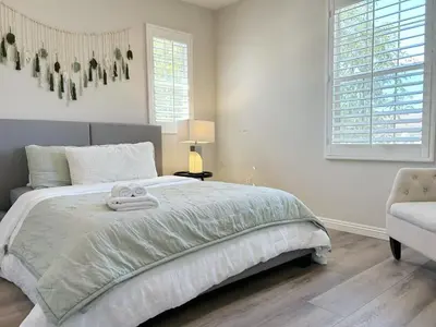 a bedroom with a bed with two towels on it at \u5c14\u6e7e\u6e29\u99a8\u8212\u9002\u6c11\u5bbf in Irvine
