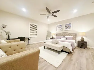 a bedroom with a bed and a desk and a couch at \u5c14\u6e7e\u6e29\u99a8\u8212\u9002\u6c11\u5bbf in Irvine
