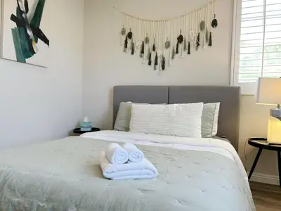 a bedroom with a bed with towels on it at \u5c14\u6e7e\u6e29\u99a8\u8212\u9002\u6c11\u5bbf in Irvine