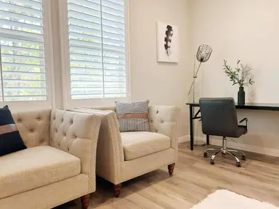 a living room with a couch and a chair and a desk at \u5c14\u6e7e\u6e29\u99a8\u8212\u9002\u6c11\u5bbf in Irvine