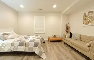 a bedroom with a bed and a couch at \u5c14\u6e7e\u6e29\u99a8\u8212\u9002\u6c11\u5bbf in Irvine